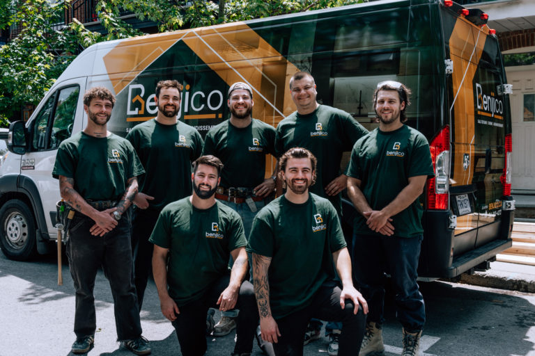 Équipe d'homme de la construction prenant la pose devant le camion de la marque